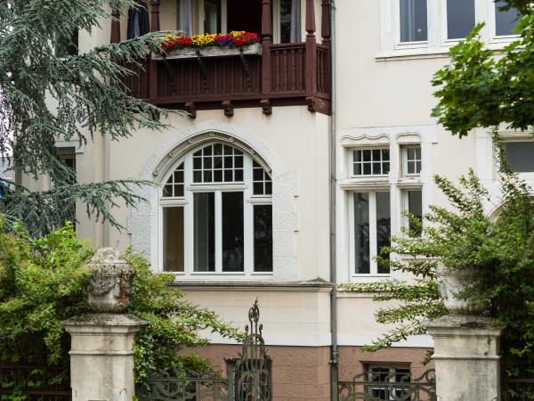 Rundbogen-Fenster in denkmalgeschützter Villa