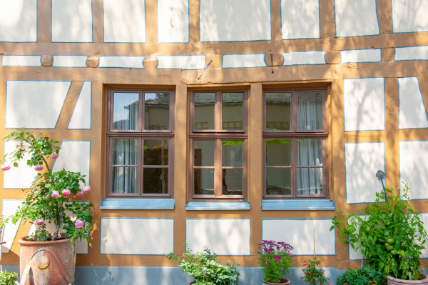 Historische und rekonstruierte Fenster in einem denkmalgeschützten Fachwerkhaus