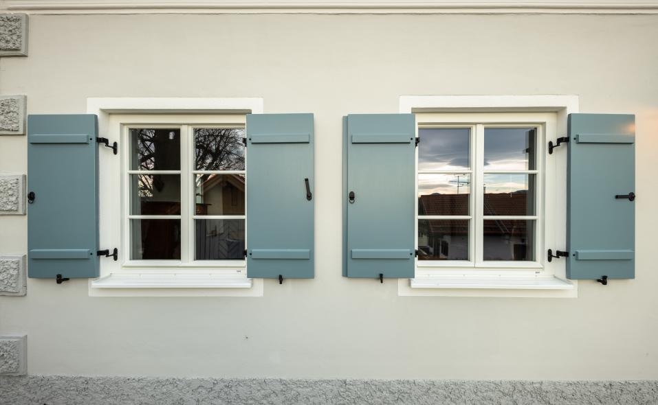 Denkmalgerechte Holzfenster weiss mit blauen Fensterläden