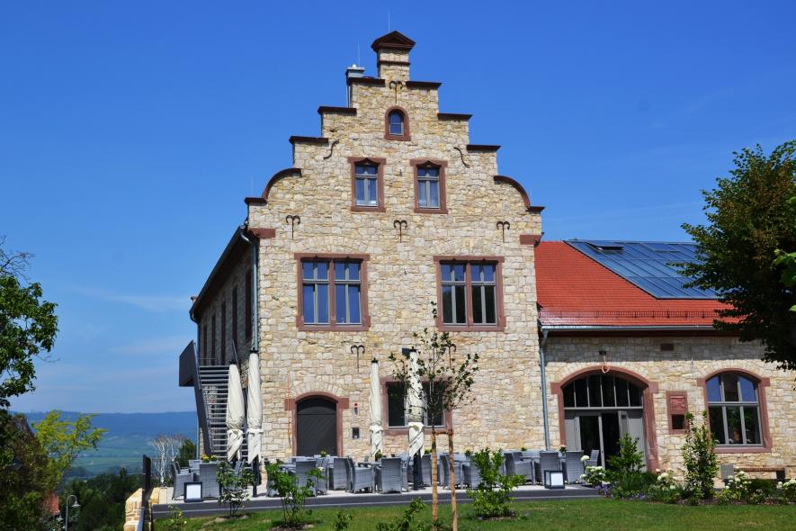 Altbau mit neuen Holzfenstern